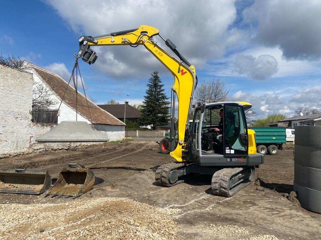 Baumaschinen Neuhauser beim Baggern