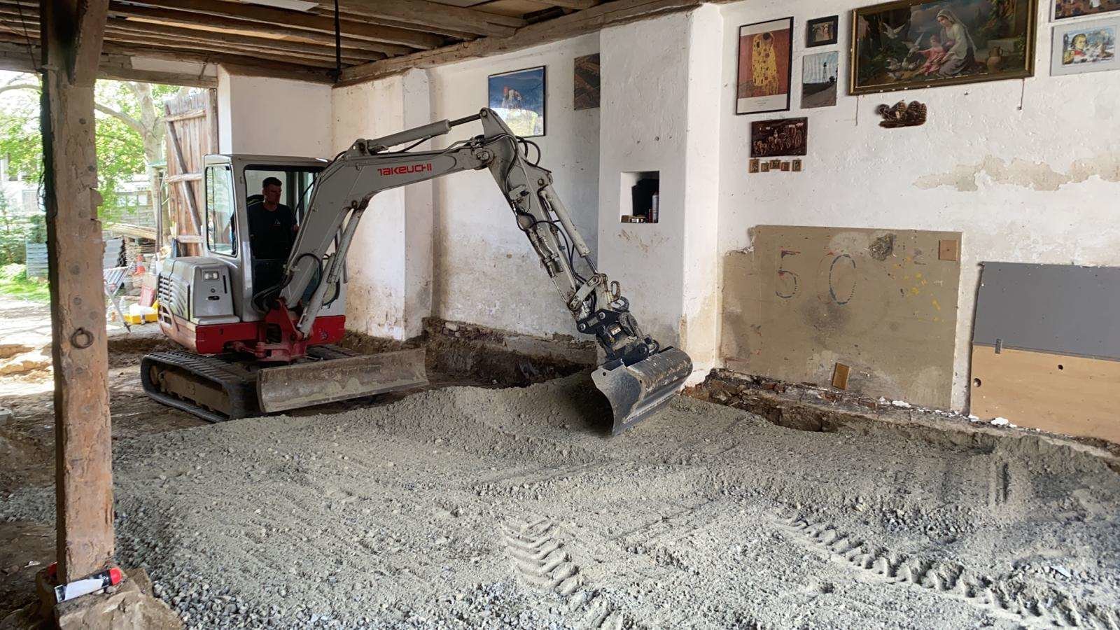 Minibagger in Gebäude von Baumaschinen Neuhauser