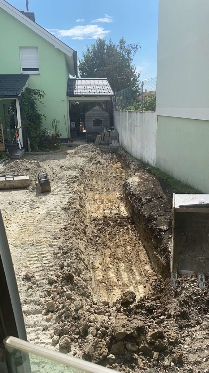 Erdbewegung von Baumaschinen Neuhauser