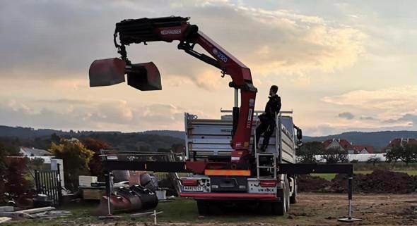 LKW-Kran mit Schaufel von Baumaschinen Neuhauser