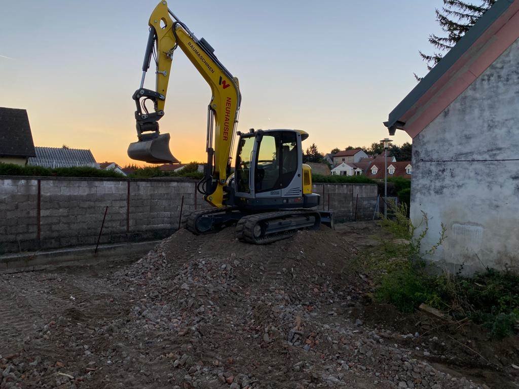Bagger von Baumaschinen Neuhauser im Einsatz