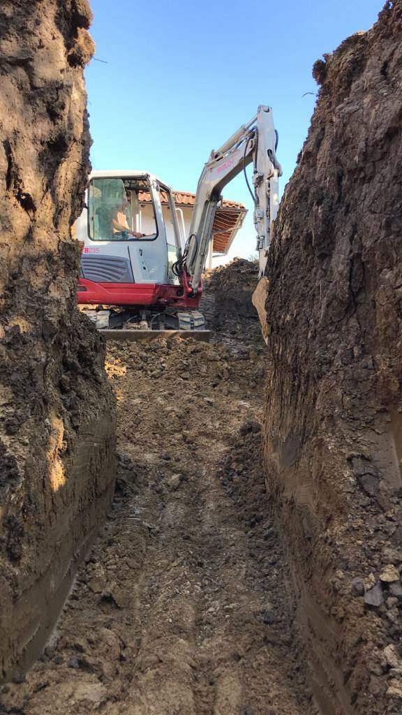 rot-weißer Bagger von Baumaschinen Neuhauser